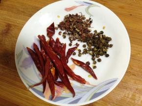 准备麻椒、花椒、干辣椒（干辣椒剪开，会比较辣）