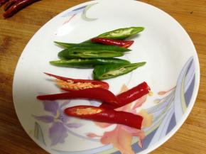 鲜辣椒斜切成段