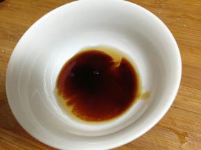 加入料酒、生抽调和均匀成碗汁