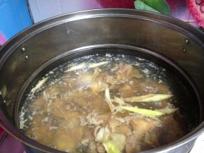 锅内加水烧至温热，把鸡肉放入，加勺白酒去腥