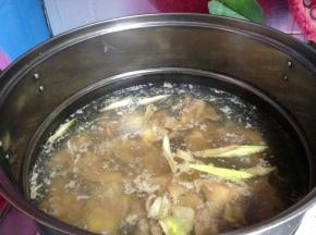 锅内加水烧至温热，把鸡肉放入，加勺白酒去腥