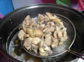 开锅捞出控水备用。（捡出里面的葱姜蒜不要。）