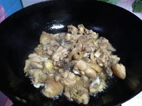 锅内倒入菜籽油烧至五成热倒入鸡块（油的量要比平时炒菜多一点）