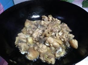 锅内倒入菜籽油烧至五成热倒入鸡块（油的量要比平时炒菜多一点）