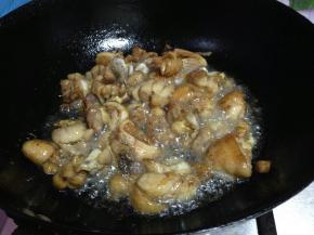 半煎半炸的至表面微黄捞出备用