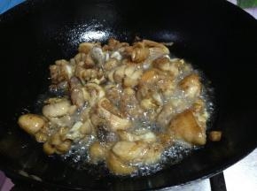 半煎半炸的至表面微黄捞出备用