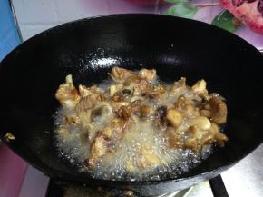油再次加温至八成热，倒入鸡块复炸