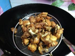 至表面金黄酥脆捞出控油