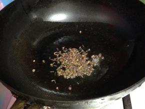 锅内留底油下入花椒和麻椒