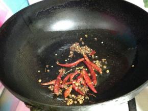 炒出香味儿时，下入辣椒炒至变色