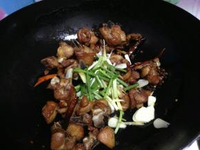 蒜片、香葱翻匀