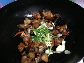 蒜片、香葱翻匀