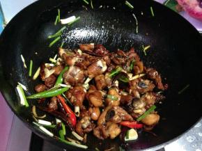 迅速颠匀至碗汁吸收即可