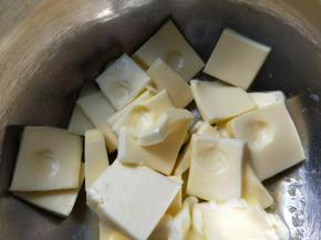 黄油软化到可以轻易按下一个坑的状态即可。