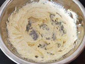 加糖粉用电动打蛋器打发至羽毛状。