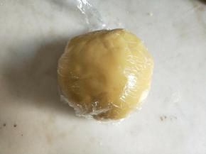揉成团后放冰箱冷藏松弛半小时。