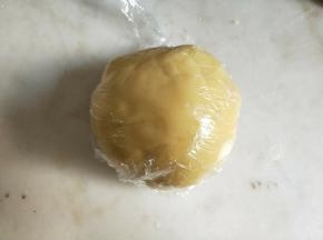 揉成团后放冰箱冷藏松弛半小时。