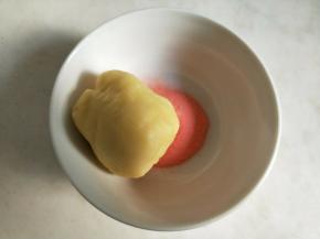 一份加草莓粉。