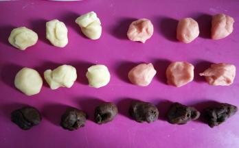 将三色面团分为10克一个的小面团。