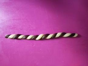 轻轻缠绕在一起卷起来。