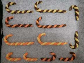 弯成拐棍状放在垫有油纸的烤盘上。预热烤箱150度，中层烤18分钟左右。