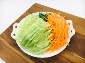 将圆白菜切丝，胡萝卜切丝，蒜苔切段。