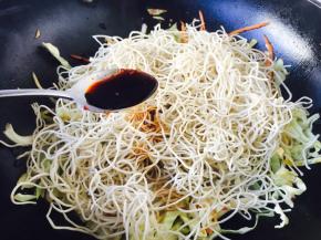 放入2勺的生抽。
如果面比较干需要加少许水。
