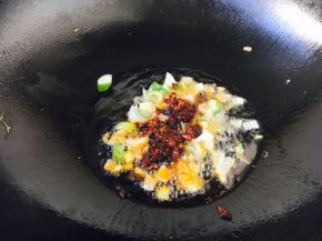 放入2勺老干妈辣酱。