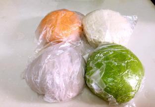 胡萝卜，菠菜，紫甘蓝榨汁做成彩色面团