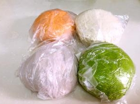 胡萝卜，菠菜，紫甘蓝榨汁做成彩色面团