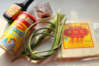 食材准备，配菜有什么就放什么。