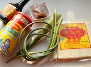 食材准备，配菜有什么就放什么。