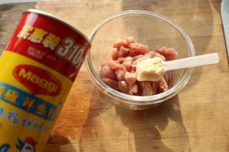 里脊肉切片，放入一勺鸡粉，拌匀腌制10分钟。