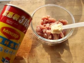 里脊肉切片，放入一勺鸡粉，拌匀腌制10分钟。