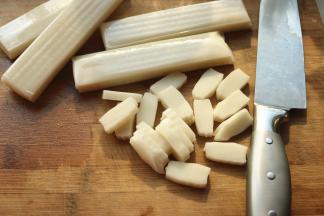 年糕切均匀的厚片。