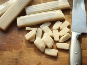 年糕切均匀的厚片。