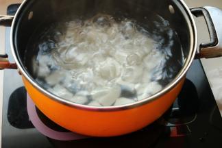 汤锅加水，烧开后下入年糕片煮2分钟，变软即可。捞出待用。