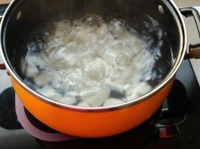汤锅加水，烧开后下入年糕片煮2分钟，变软即可。捞出待用。