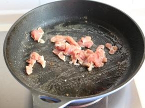 炒锅下入色拉油，放入腌制后的肉片滑炒一下。