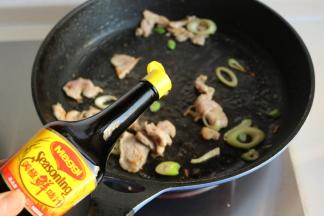 下入葱末炒香，再加入美极味极鲜酱油调味。