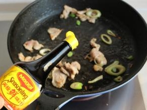 下入葱末炒香，再加入美极味极鲜酱油调味。