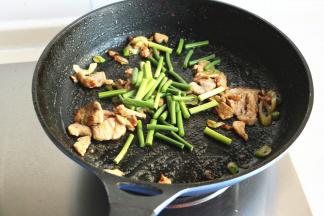 下入蒜薹段翻炒一下。