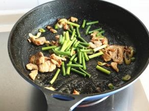 下入蒜薹段翻炒一下。