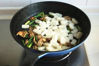 下入刚才煮软的年糕片。