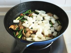 下入刚才煮软的年糕片。