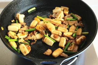 再下入一些酱油。翻炒均匀即可。