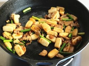 再下入一些酱油。翻炒均匀即可。