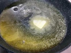 不粘锅中加入黄油，小火融化。