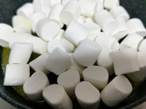 黄油融化后加入棉花糖，继续小火将棉花糖融化，