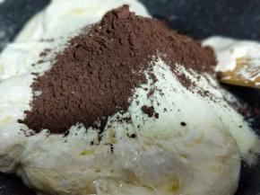 棉花糖融化后加入奶粉和可可粉，快速翻炒均匀。